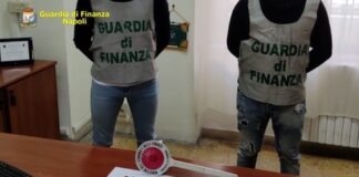 Napoli: ritrovata una pistola nascosto in un bavaglino per bambini, lungo Vico Santa Teresella
