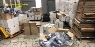 Guardia di finanza in azione in un outlet di Casoria: sequestrati 5mila capi di abbigliamento