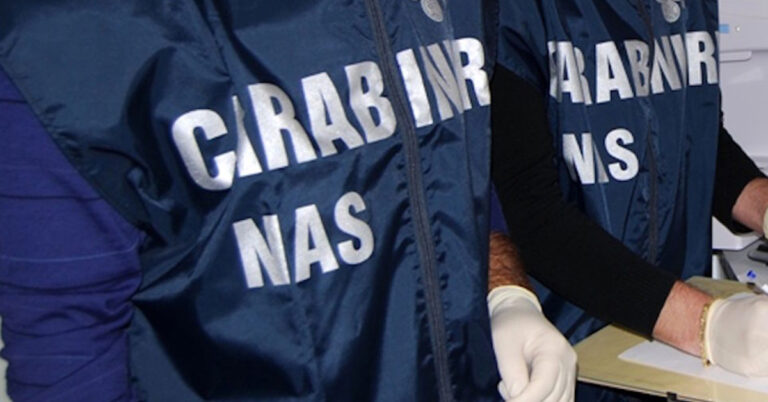 Nas sequestrano giocattoli e dolciumi in tre negozi in provincia di Avellino e Salerno