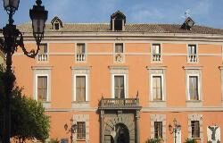 Sant’Arpino, tragedia al Palazzo Ducale: ex dipendente del Comune perde la vita dopo un volo dal secondo piano