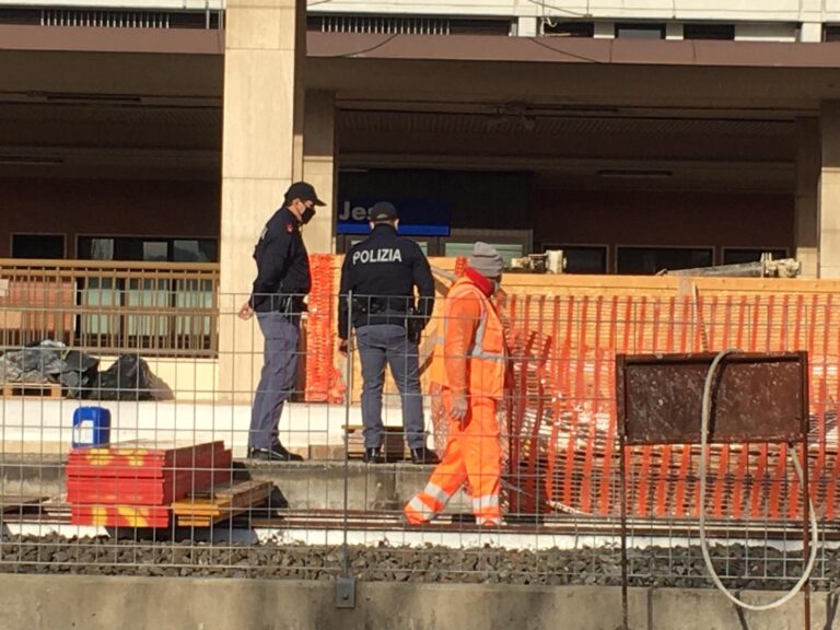 Drammatico incidente: operaio di Afragola ucciso da un carrello sollevatore alla stazione di Jesi