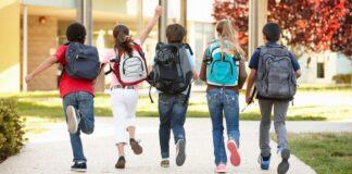 Castellammare di Stabia, fu aggredita da 30 genitori a scuola. Ora la docente è indagata, sequestrato il cellulare