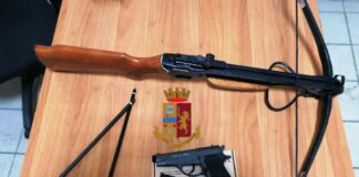 Scampia: lite per motivi condominiali, minaccia il vicino con una balestra