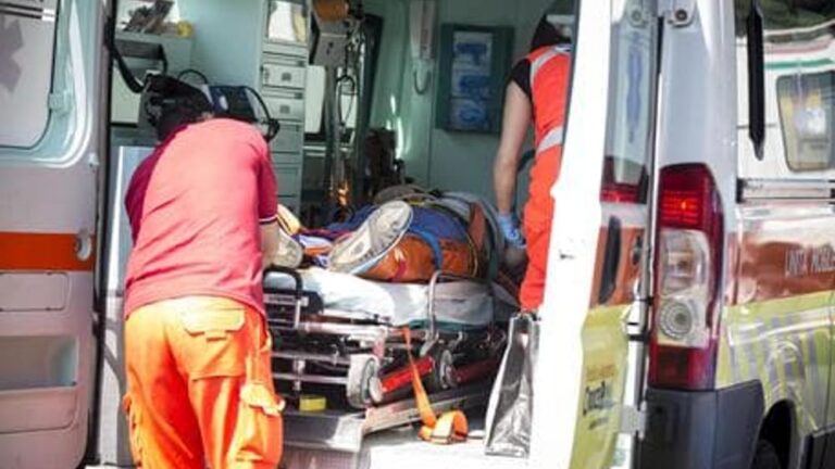 Botti di Capodanno, mai sparato così poco ma non mancano i feriti: a Mugnano donna colpita da un proiettile vagante, 16enne di Solofra dovrà essere operato