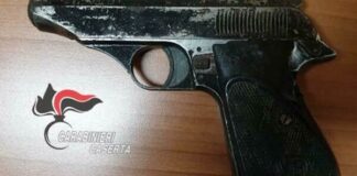 San Marcellino: pistola con matricola abrasa in un comodino, arrestato un 50enne