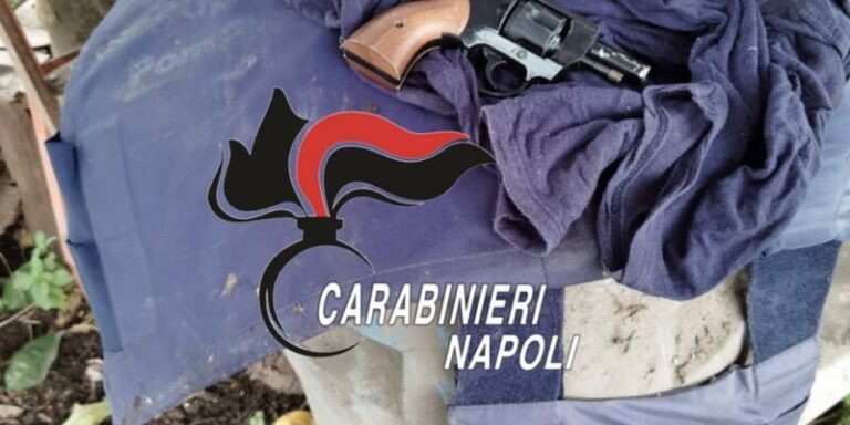 Una pistola, giubbotti antiproiettili e cartucce trovate in un terreno agricolo a Brusciano