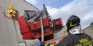 In fiamme i pannelli fotovoltaici del capannone Dhl di Teverola, vigili del fuoco domano l’incendio