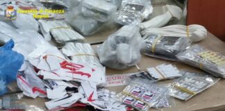 Napoli: tenta di corrompere i finanzieri: arrestato commerciante di origine cinese