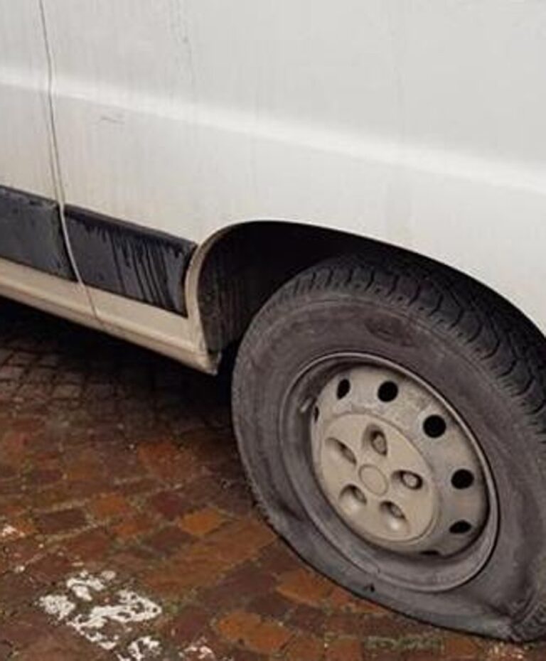 Afragola, brutta avventura per una donna su sedia a rotelle: ruote dell’auto squarciate, in precedenza aveva fatto multare una persona