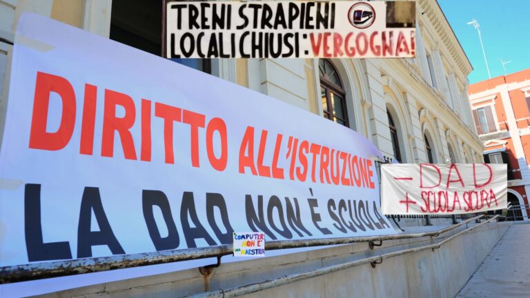 Campania: scuole nuovamente chiuse. E chi ha problemi li risolva da sé o se li tenga!