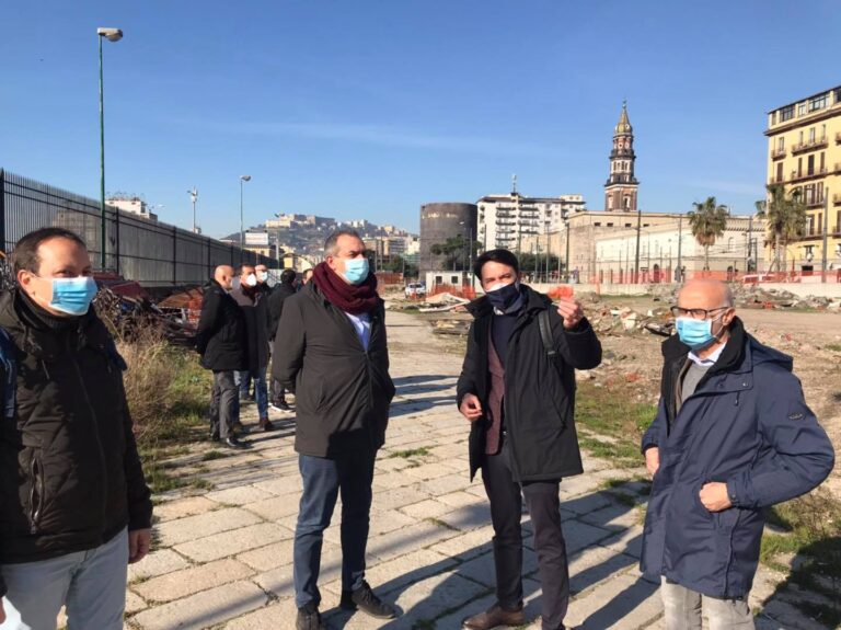 Il sindaco di Napoli in visita al cantiere del nuovo parco urbano della Marinella