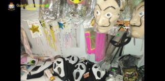 I finanzieri seguono un fattorino ed arrivano in una fabbrica clandestina: sequestrati migliaia di capi di abbigliamento