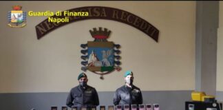Profumo contraffatto: box trasformati in laboratori, sequestrati 3100 flaconi. Tre persone denunciate