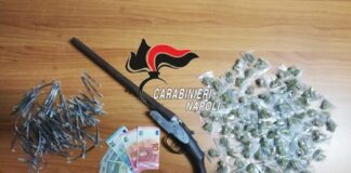 Brusciano: un fucile a canne mozze rinvenuto in un sottotetto. I carabinieri sequestrano anche hashish e marijuana