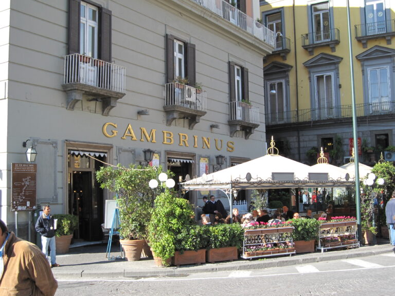 Da domani  nuovamente aperto il Gambrinus, lo storico ‘gran caffè’ di Napoli