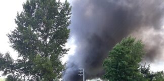 Arzano: fiamme alte da un capannone, evacuati alcuni edifici vicini