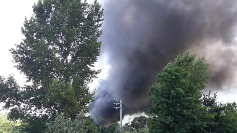 Arzano: fiamme alte da un capannone, evacuati alcuni edifici vicini