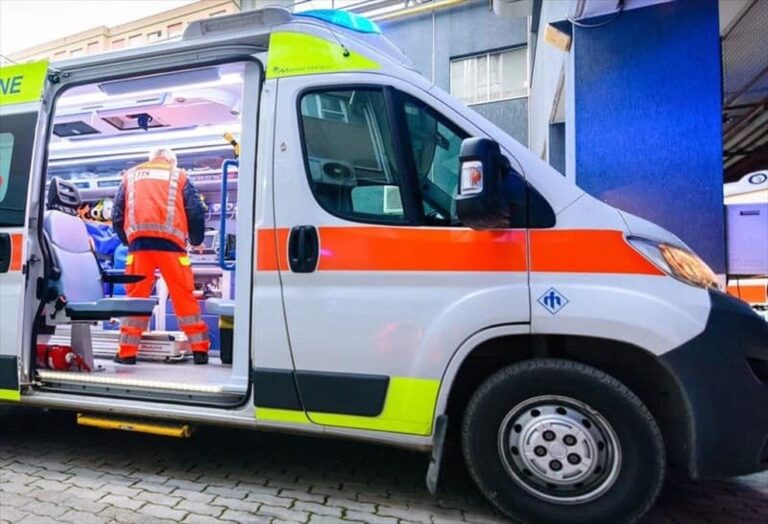 Tragico incidente a Eboli, auto si schianta sul guardrail: tre morti