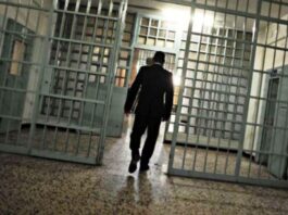 Orrore nel carcere di Bellizzi Irpino, 24enne mutilato da altri detenuti: picchiati e sequestrati due agenti