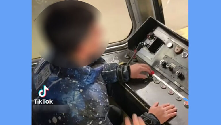 Napoli maltrattata: maxirissa sul lungomare e, nella circumvesuviana, ragazzo si introduce nella cabina di un treno