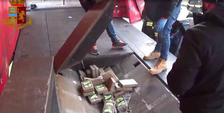 San Nicola Ovest: sequestrati oltre 205 chili di cocaina nascosti nel doppiofondo di un camion. Ecco il filmato