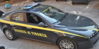 Imprenditore di origini campane trovato con 200 mila euro nell’auto: denunciato