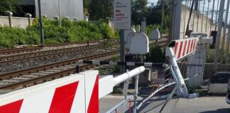 Auto contro passaggio a livello, disagi lungo la linea Caserta-Napoli