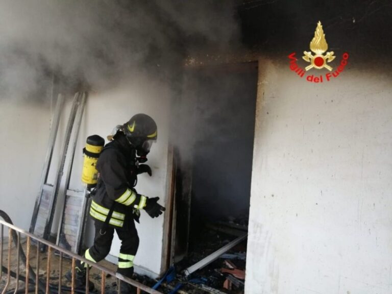 Tragico incendio in un appartamento di Fuorigrotta: perdono la vita anziani fratelli