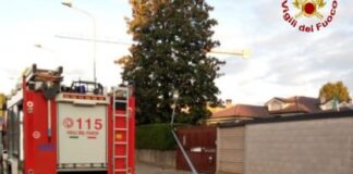 Finisce con la propria auto contro un palo della luce, lampione poi rimosso in via S. Commaia a Caserta