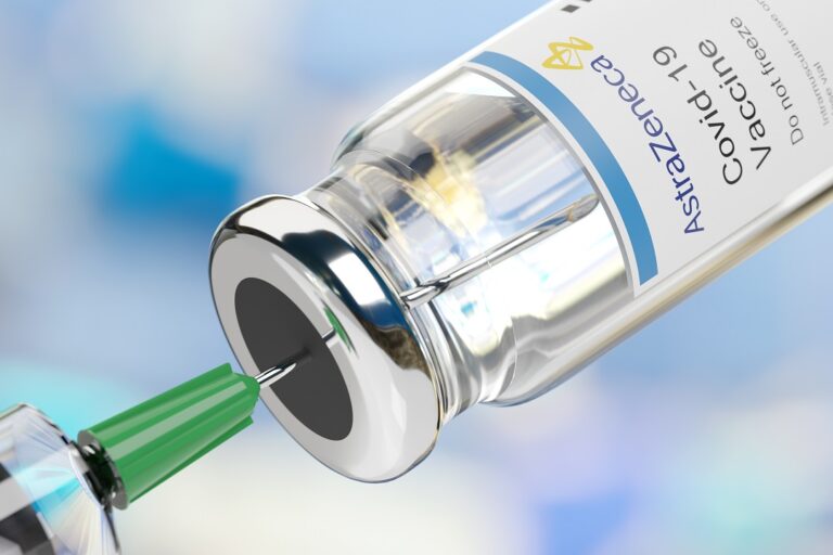 Via libera dall’Ema al vaccino ‘AstraZeneca’, in Campania già utilizzato sul 90 per cento del personale scolastico