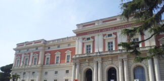 Napoli, precipitò da tetto piscina durante sopralluogo: morto operaio 48enne