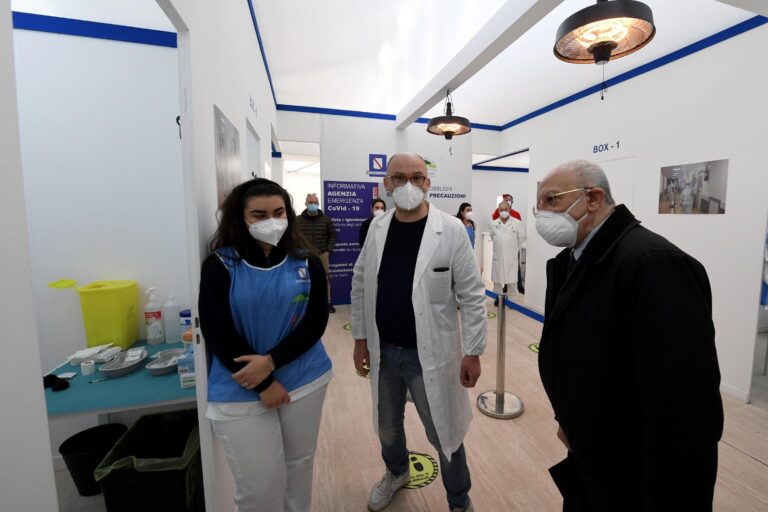 L’Asl Napoli 1 Centro: niente code all’esterno dei centri vaccinali. Categorie fragili: per avvio procedura necessario medico di base