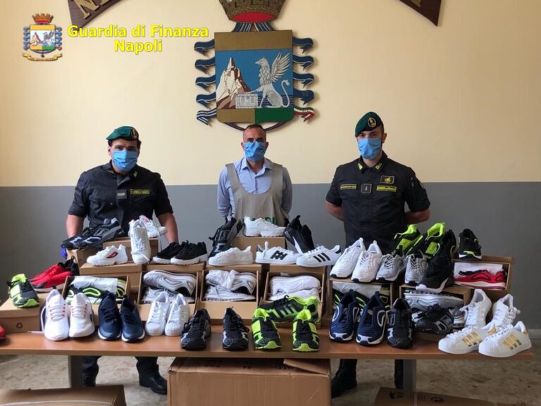 Napoli, lotta ai marchi falsi: sequestrati oltre 138mila prodotti e centinaia di scarpe di grandi marchi