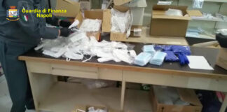 Guardia di finanza in azione nei quartieri di Napoli: sequestrate migliaia di mascherine non in regola