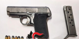 Kalashnikov, pistole e droga e soldi in uno scantinato, arrestato 37enne nel Napoletano