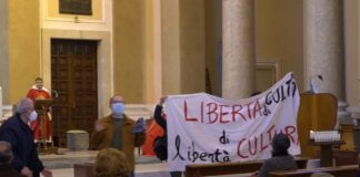 Benevento. Esponenti del mondo culturale interrompono l’omelia: “Libertà di culto, ma anche libertà di cultura!”