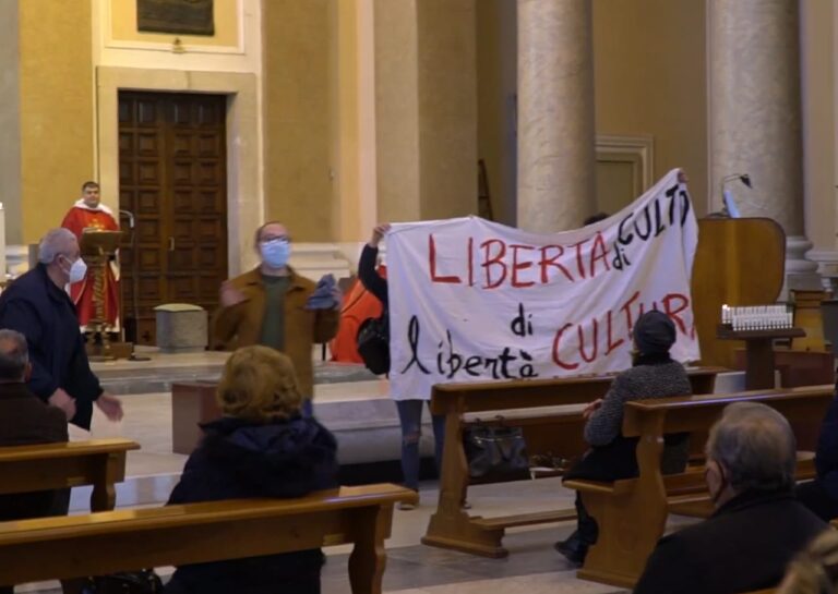 Benevento. Esponenti del mondo culturale interrompono l’omelia: “Libertà di culto, ma anche libertà di cultura!”