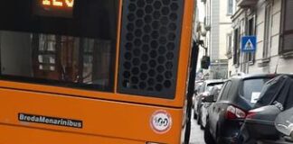 Napoli, via Falcone: autobus dell’Anm finisce in una ‘voragine’