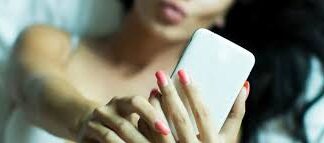 Salerno: tappezza le strade del paese con foto della ex (13enne), finisce in comunità un 17enne