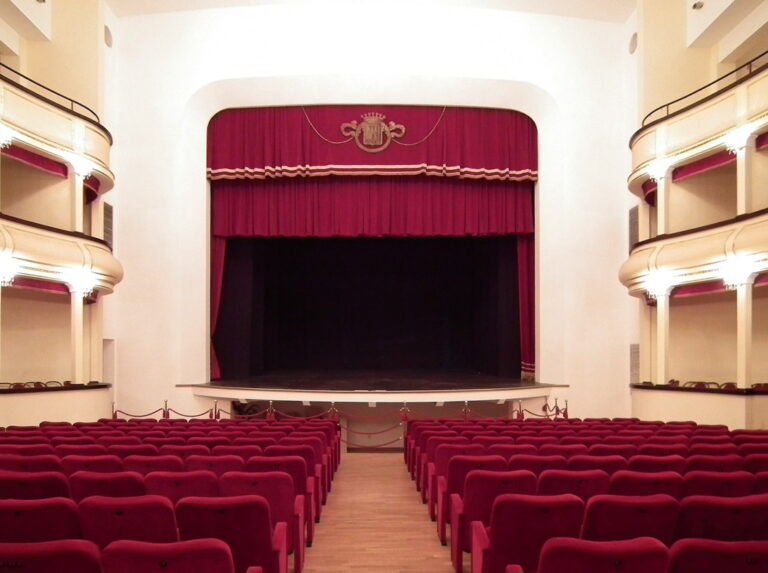 Nuova ordinanza di De Luca: stop in presenza anche per gli esami di lingua e teatro, divieto di spostamento nelle seconde case