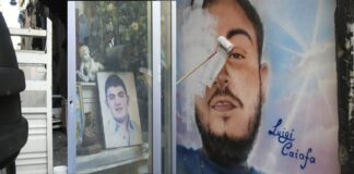 Polizia e carabinieri in azione a Forcella, rimosso un altro altarino con foto di giovane ucciso in un raid della camorra