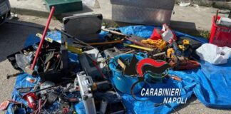 Giugliano, irruzione dei carabinieri nel campo Rom: sequestrati 300 chili di attrezzi da scasso