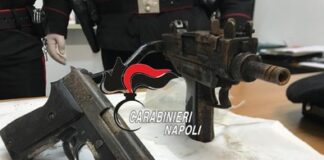 Fuoriogrotta: i carabinieri trovano armi nascoste in un muro di cinta