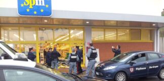 Rapina all’Eurospin di Aversa, almeno tre i banditi fuggiti con il bottino