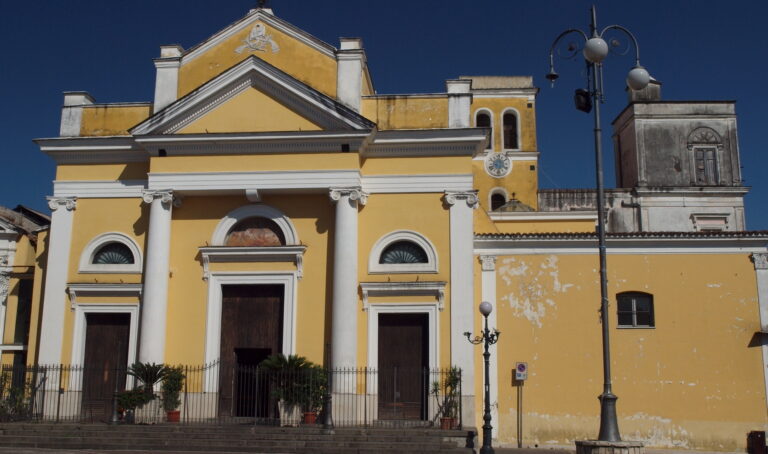 Cesa, rimosse le barriere architettoniche dalla chiesa di San Cesario: fedeli disabili tornano nel luogo sacro. Plauso al parroco don Peppino Schiavone