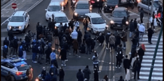 Duecento manifestanti protestano sul lungomare di Napoli