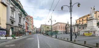 Lockdown a Napoli, nuova protesta dei genitori: spingono i figli nel parco della Villa Comunale