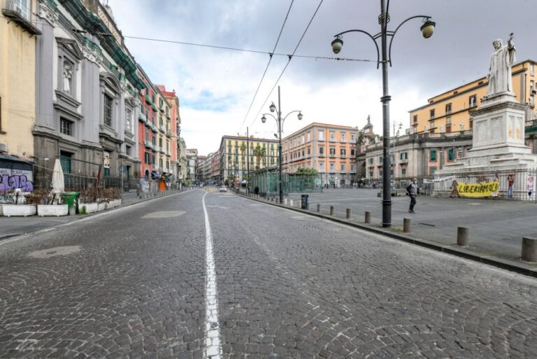 Lockdown a Napoli, nuova protesta dei genitori: spingono i figli nel parco della Villa Comunale