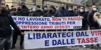 La rivolta dei mercatali di Napoli contro il lockdown, centinaia in strada, traffico bloccato in pieno centro