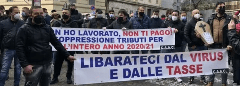 La rivolta dei mercatali di Napoli contro il lockdown, centinaia in strada, traffico bloccato in pieno centro